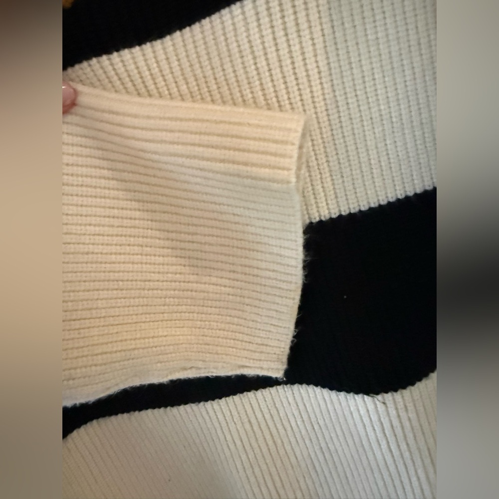 A New Fay Black and Cream V-Neck Sweater - Picture 4 of 6